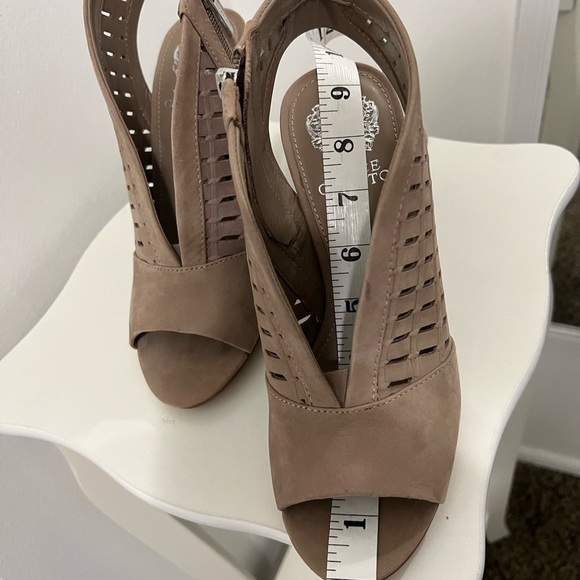 Vince Camuto Women's Tan Peep-Toe Heeled Sandals - Picture 6 of 9